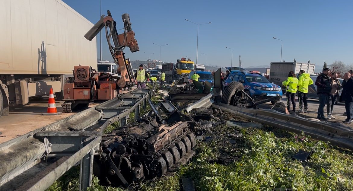 Kamyon bariyerlere saplandı: Kabinde can pazarı