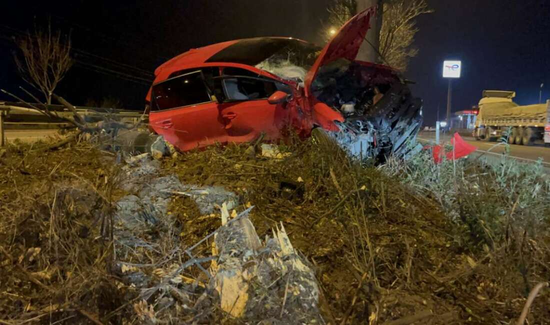 Kontrolden çıkan araç ağacın üzerine çıktı: 1 ağır yaralı Eskişehir'de kontrolden çıkan otomobil