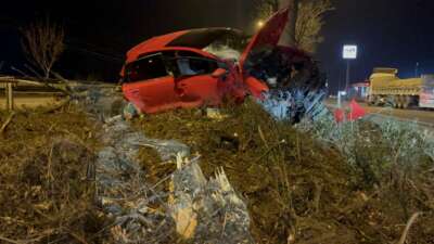 Eskişehir'de kontrolden çıkan otomobil refüjdeki