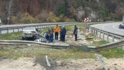 Kontrolden çıkan otomobil refüje girdi: 2 yaralı