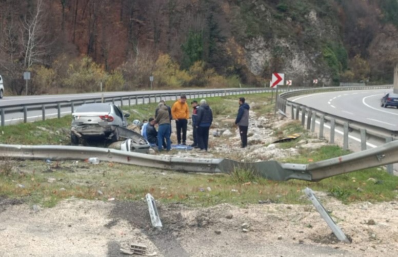 Kontrolden çıkan otomobil refüje girdi: 2 yaralı Bursa'nın İnegöl ilçesinde meydana