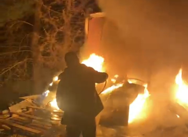 Küllükte unutulan sigara yangına neden oldu Bursa'da işçilerin konakladığı barakada