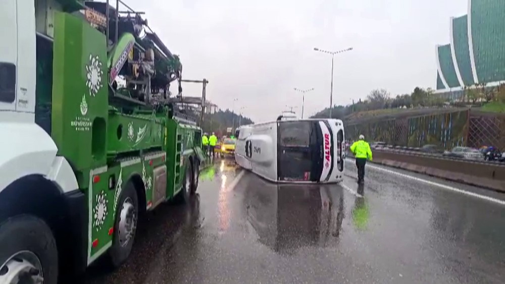 Maltepe’de servis minibüsü devrildi: 5 yaralı Maltepe'de yağmurun etkisiyle kayganlaşan