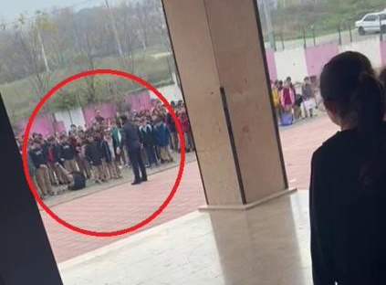 Okul müdürü, sinirlendiği öğrenciyi herkesin içinde darp etti Bursa'nın İnegöl ilçesinde okul