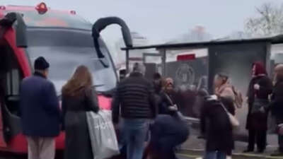 Raylardan geçmek isteyen adama tramvay çarptı