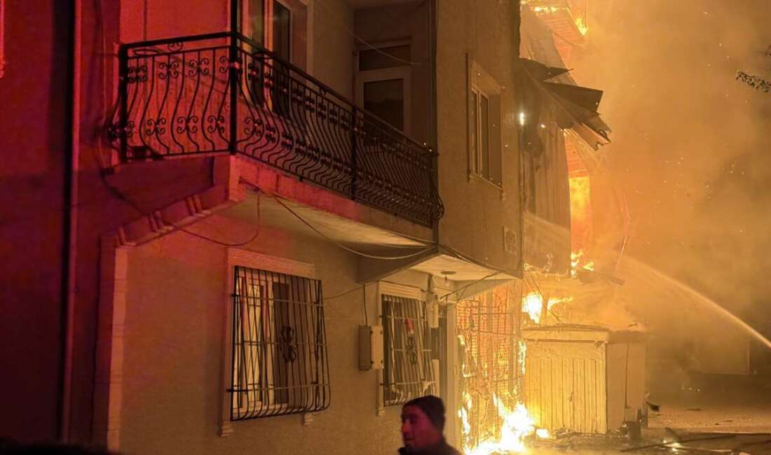 Bursa'da iki binayı saran