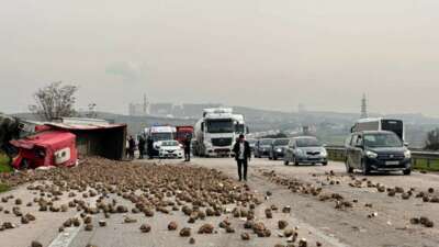 Şeker pancarı yüklü tır 2 araca çarpıp devrildi: 1’i ağır 5 yaralı