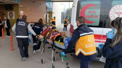 Servis minibüsü hafif ticari araçla çarpıştı: 11 yaralı