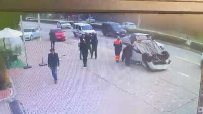 Taklalar atan otomobilden burnu kanamadan çıktı