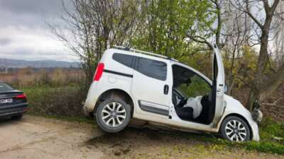 Yoldan çıkan otomobil ağaca çarptı: 2’si çocuk 4 kişi yaralandı