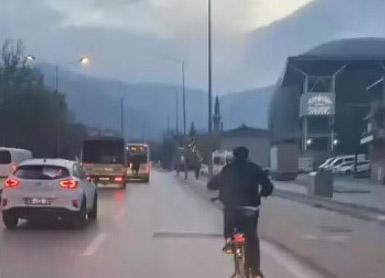 Bursa’da trafikte tehlikeli anlar Bursa’nın Nilüfer ilçesinde şehir