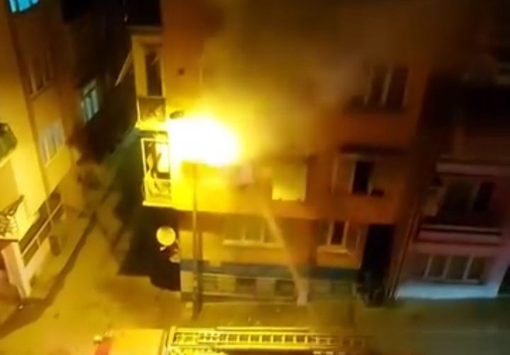 Bursa'da bir binanın balkonunda
