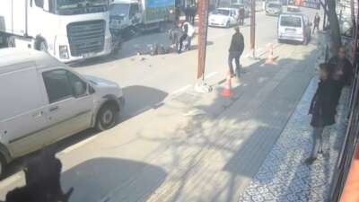 Bursa'da anayolda seyir halindeki motokurye,