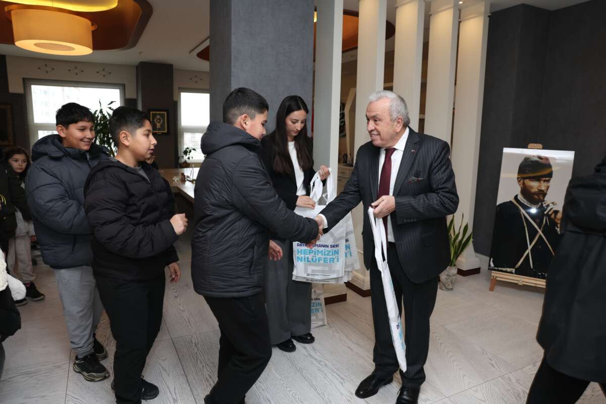 Badırgalı çocuklar el emeklerini Başkan Şadi Özdemir’e hediye etti