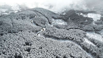 Bursa'da, Uludağ'ın virajlı yolları dron