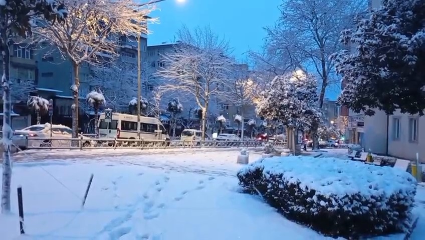 Bursa sabaha beyaz örtüyle uyandı..Ulaşımda aksamalar yaşandı Bursa'da sabah saatlerinde etkili