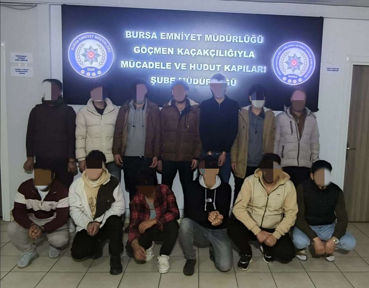 Bursa’da 13 düzensiz göçmen ve 4 organizatör yakalandı