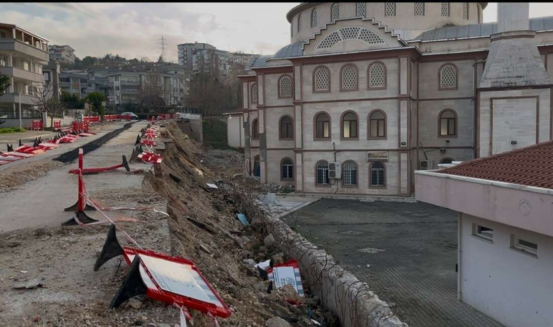 Bursa’da 2 aylık çile…Çöken duvar yolu da camiyi de kapattı Bursa'nın Nilüfer ilçesine bağlı