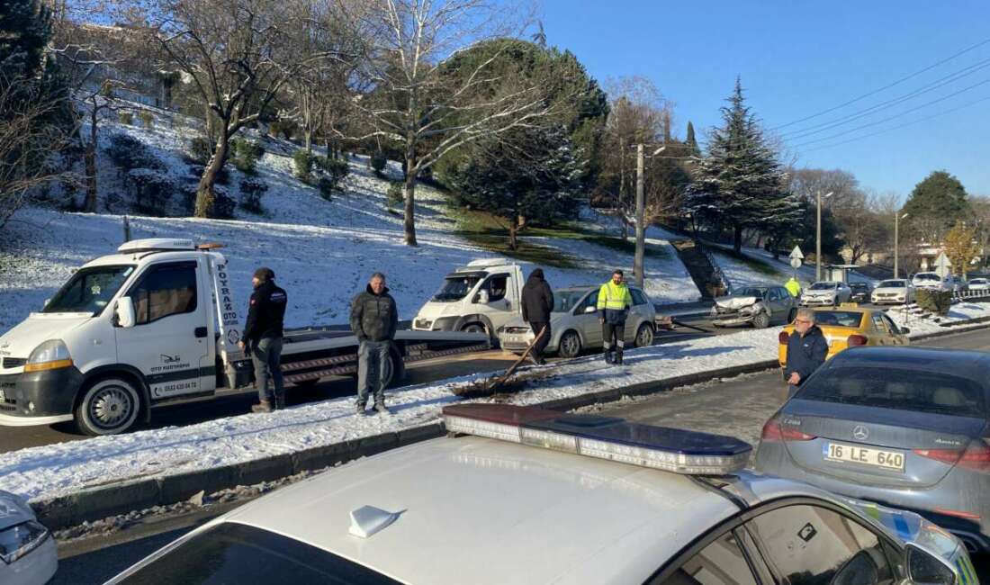 Bursa’da 3 aracın karıştığı kazada 4 kişi yaralandı Bursa'da buzlanma nedeniyle kontrolden