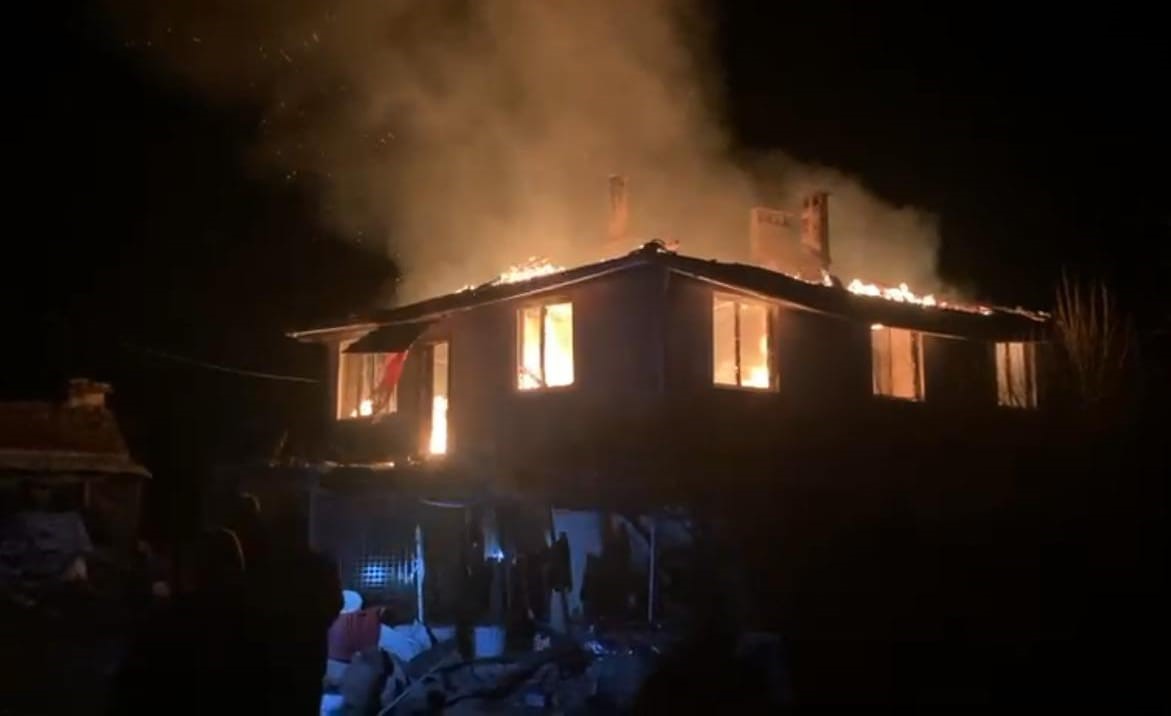 Bursa’da alevli gece…Köy evi alevlere teslim oldu