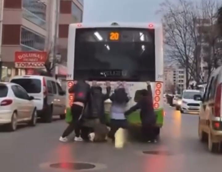 Bursa’da belediye otobüsünde tehlikeli yolculuk Bursa'nın Yıldırım ilçesine bağlı
