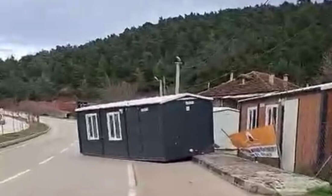 Bursa'da şiddetli fırtına çatıları