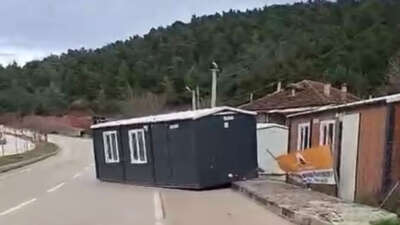 Bursa'da şiddetli fırtına çatıları uçurdu,