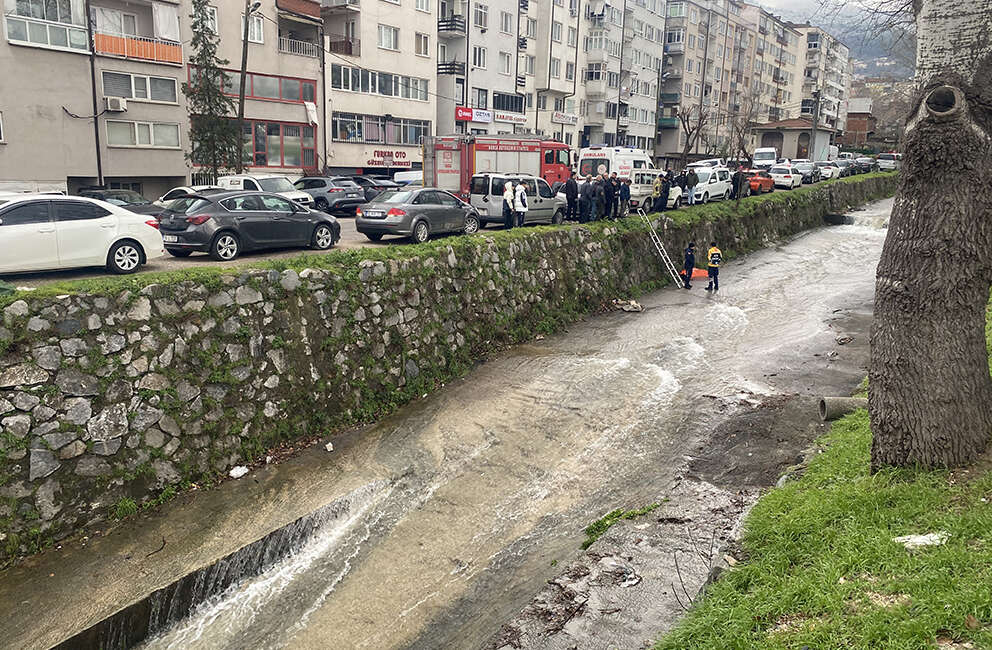 Bursa'nın Yıldırım ilçesinde dereye