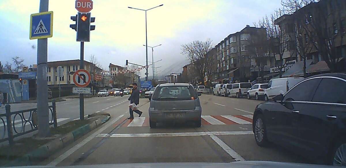 Bursa’da kırmızı ışık ihlali kaza getiriyordu…Yayanın canını hiçe saydı