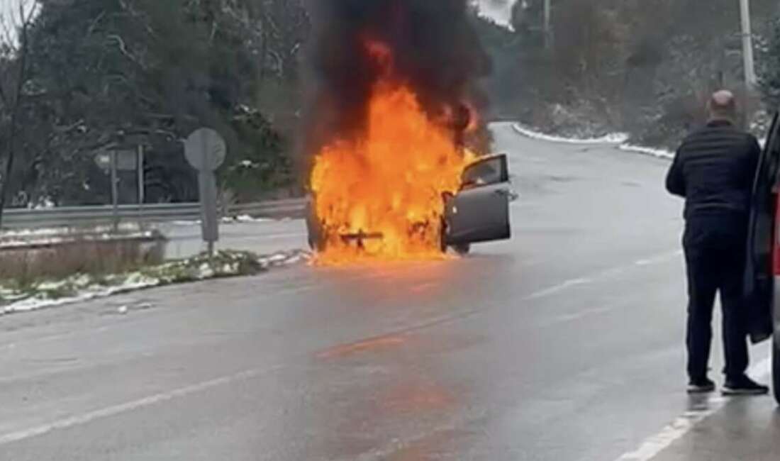 Bursa’da otomobil alev topuna döndü Bursa'da seyir halindeki otomobil
