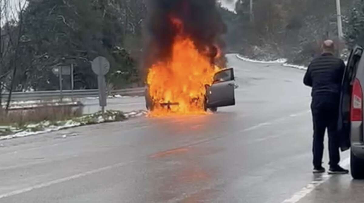 Bursa’da otomobil alev topuna döndü