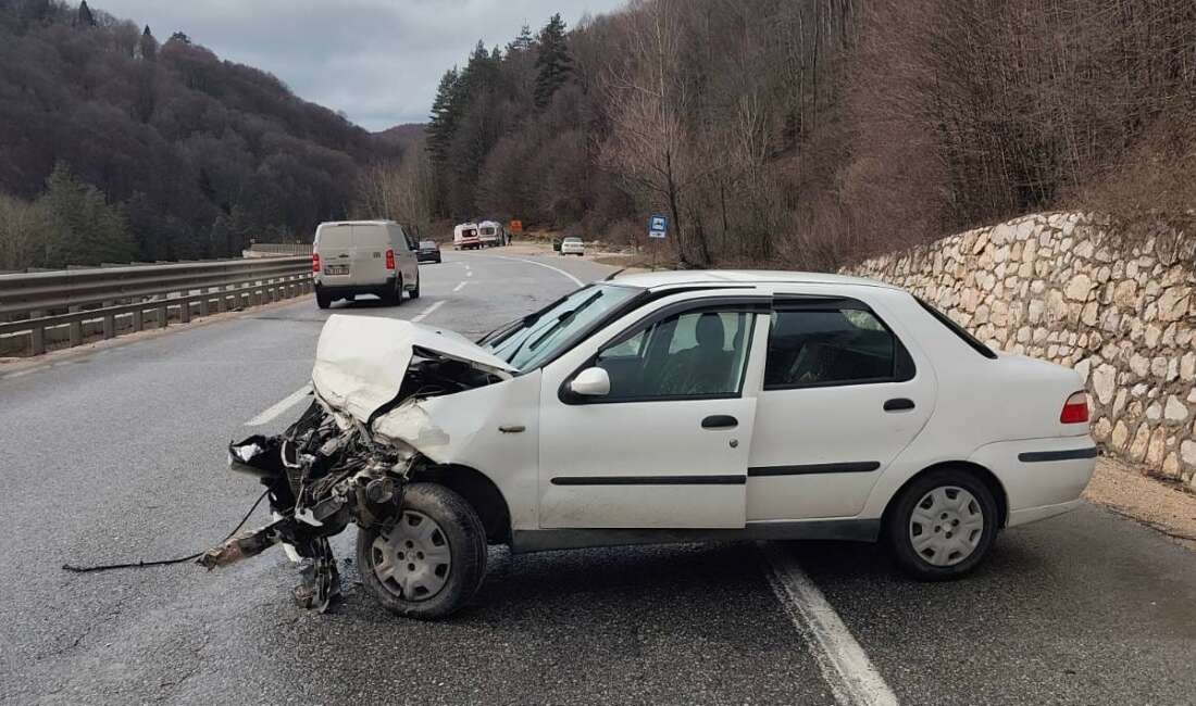 Bursa’da otomobil bariyerlere çarptı: 3 yaralı Bursa'nın İnegöl ilçesinde, bariyerlere
