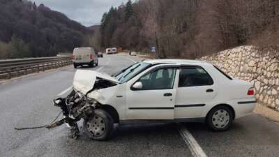 Bursa'nın İnegöl ilçesinde, bariyerlere çarpan