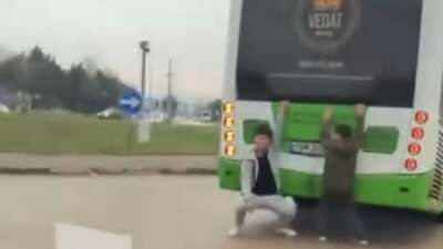 Bursa'da otobüsün arkasına tutunarak ayaklarını