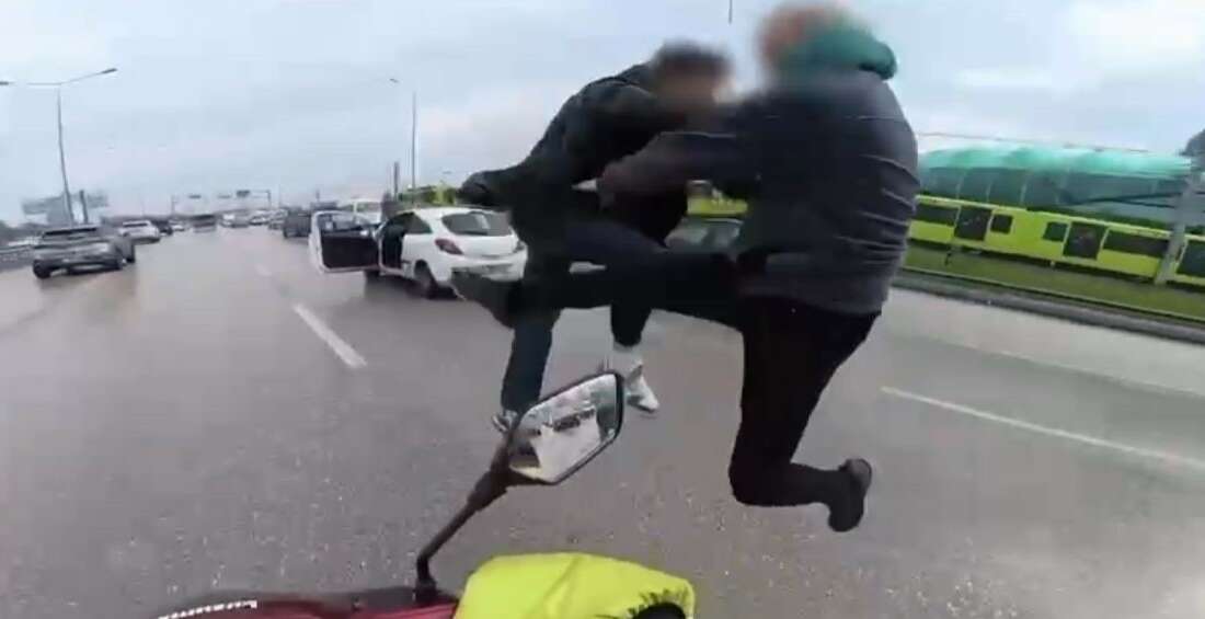 Bursa’da trafikte uçan tekmeli kavga Bursa'da iki sürücü arasında