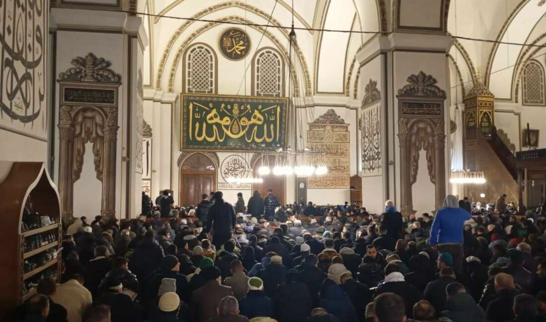 Bursa’da yılın ilk sabah namazı kar altında Ulucami’de kılındı Bursa’da 2026 yılının ilk