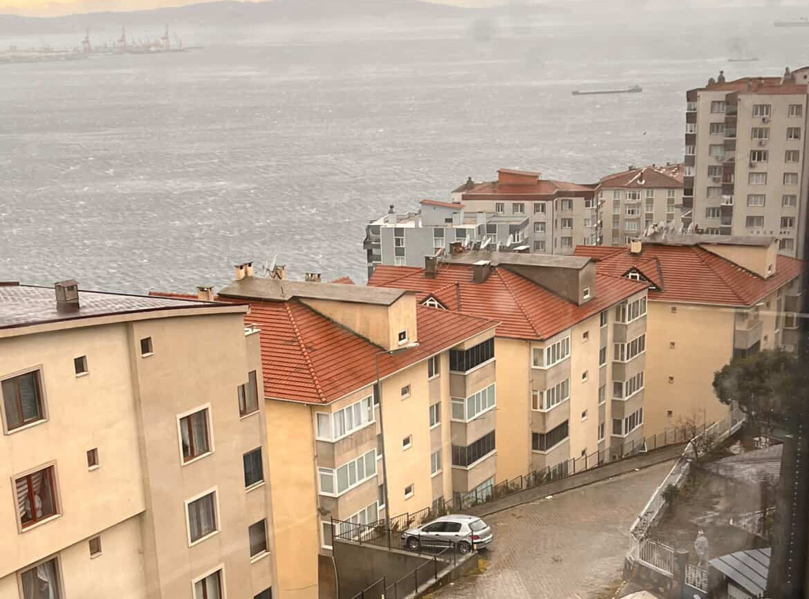 Gemlik’te şiddetli lodos sebebiyle çatılar bir bir uçtu