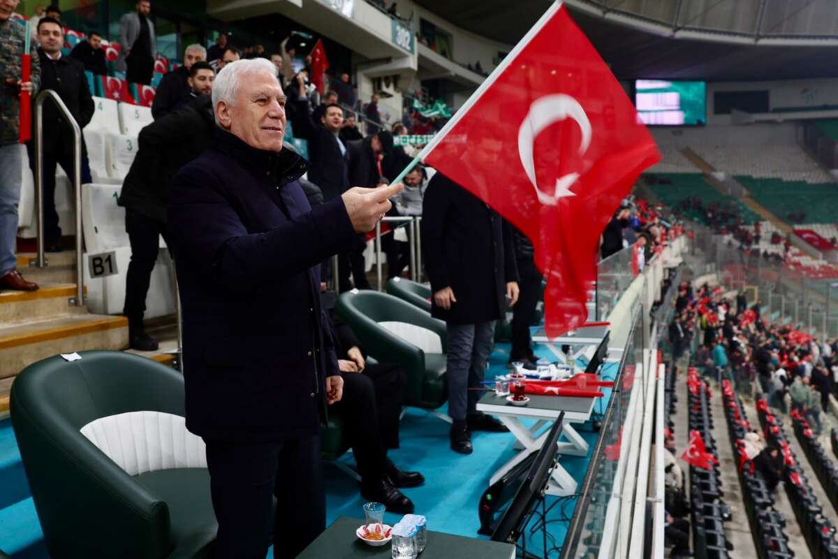 Bursaspor tribünleri Türk bayraklarıyla donatıldı