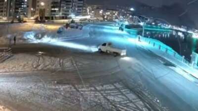 Amasya’da, karlı yolda kamyonetiyle drift