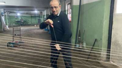 Cumhurbaşkanı Recep Tayyip Erdoğan'ın elinden