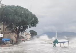  Bursa'nın Gemlik ilçesinde şiddetli fırtına