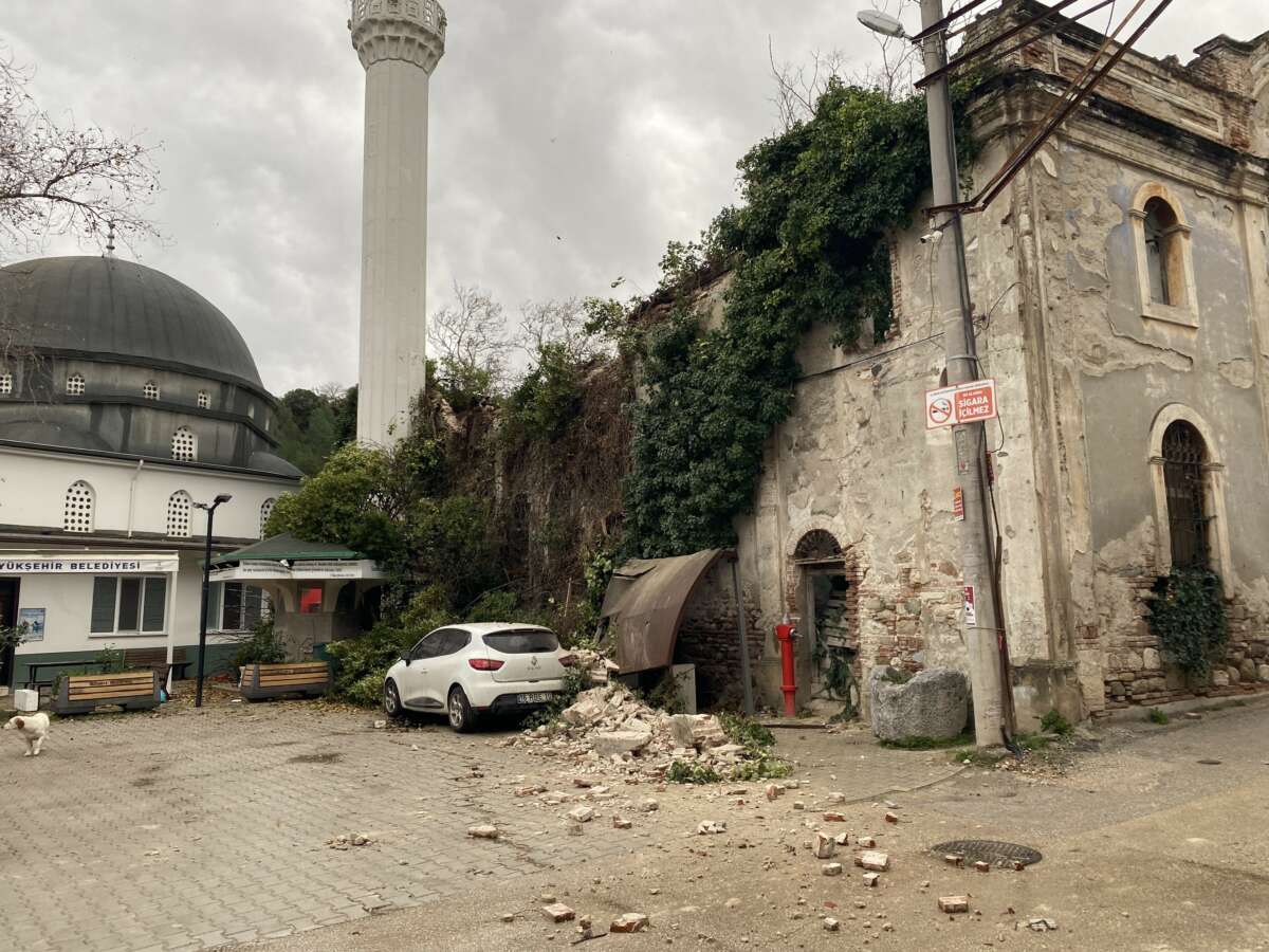 Fırtına tarihi kiliseyi de vurdu
