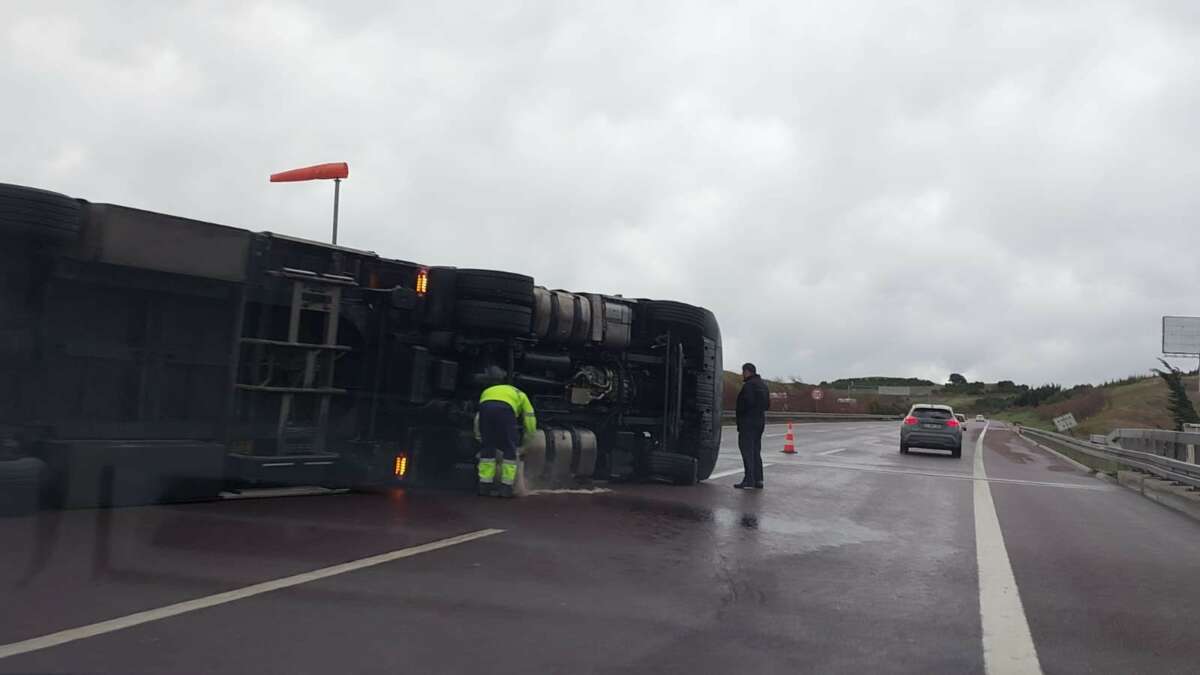 Fırtına tırı devirdi, sürücü kendi imkanıyla kurtuldu