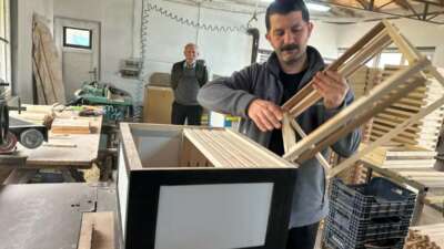 Bursa'nın İnegöl ilçesinde arıcılıkla uğraşan