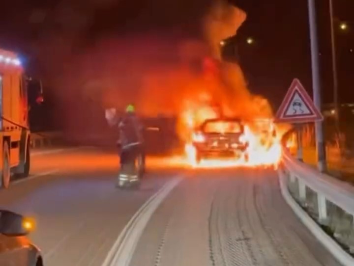 Hareket halindeki araç alev topuna döndü Bursa'da bir otomobilin motorunda