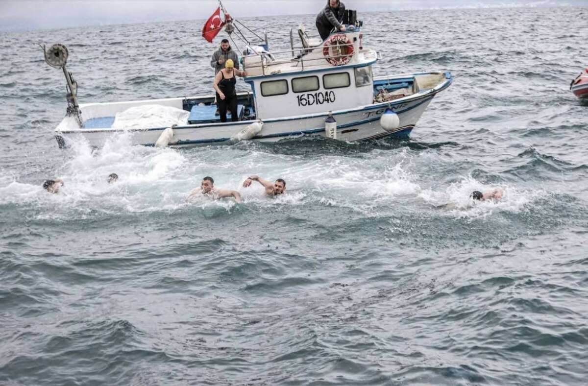 Hıristiyan topluluğu denizden haç çıkardı