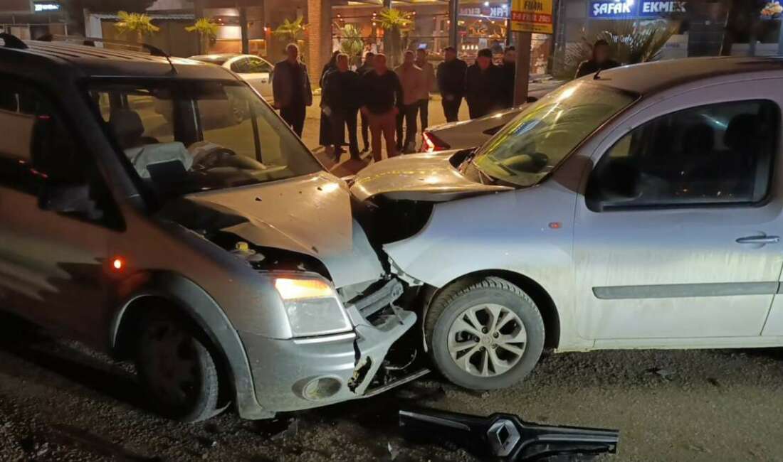 İnegöl’de iki araç kafa kafaya çarpıştı: 3 yaralı Bursa'nın İnegöl ilçesinde hafif