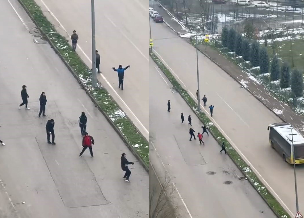 Bursa’da pes dedirten görüntü: Çocukları sopayla kovaladı