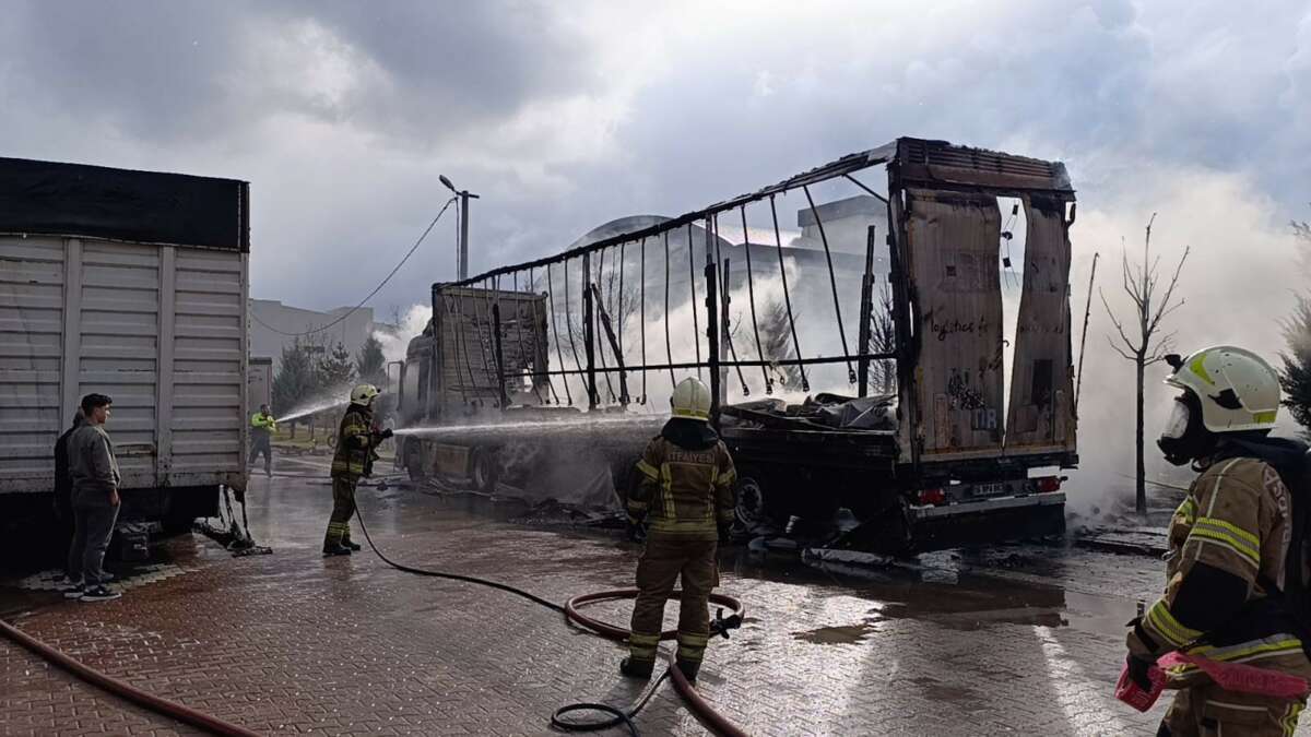 İnegöl’de park halindeki tır dorseleri yandı