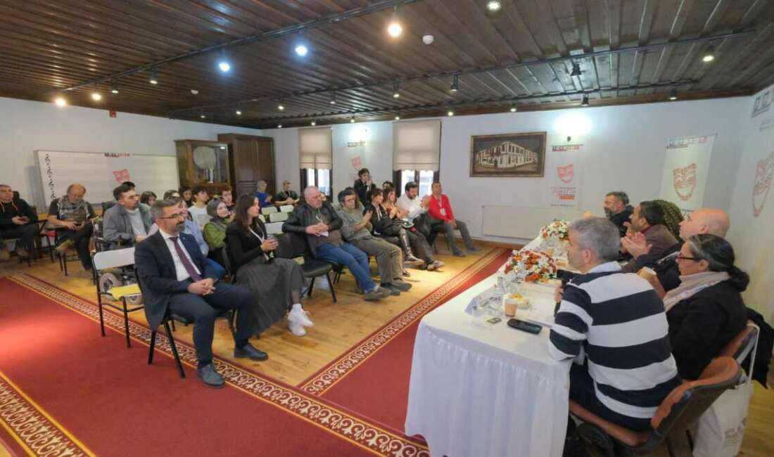 İnegöl Belediyesi’nin düzenlediği tiyatro